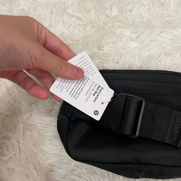 NWT lululemon everywhere belt bag black - Picture 6 of 6